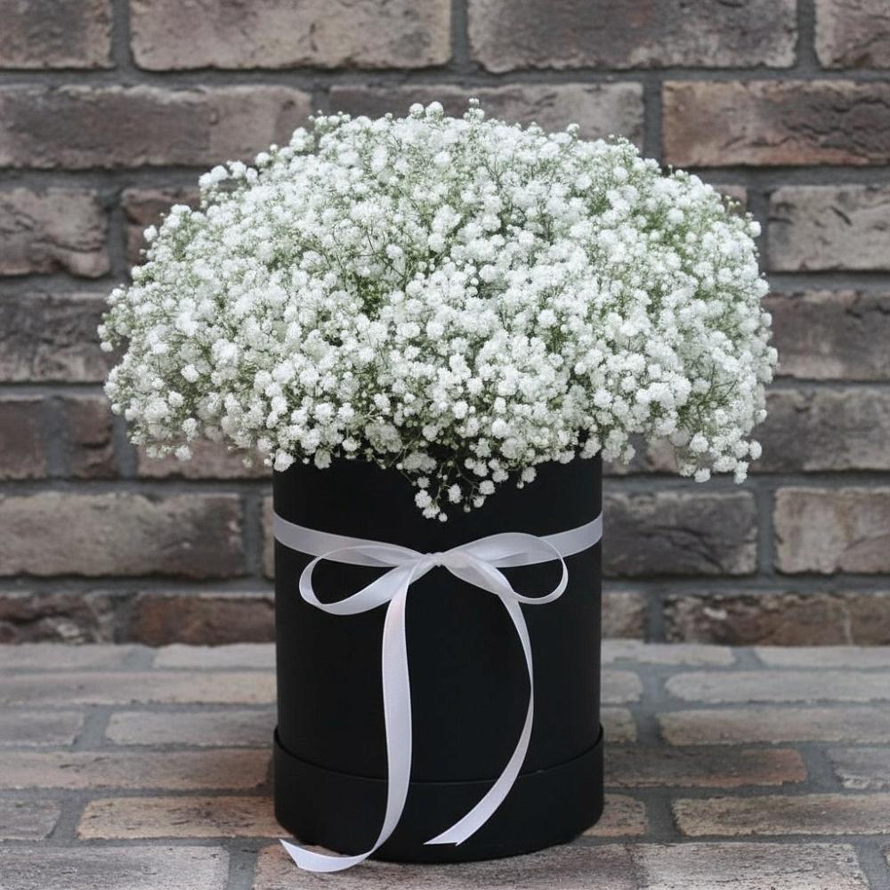 Цветочная композиция из Гипсофила в шляпной коробке в Талицах Ивановской области