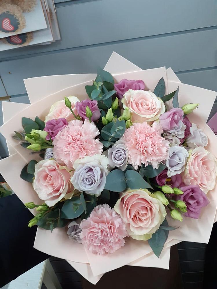 Букет цветов из: Розы, Гвоздики и Лизиантусы в Талицах Ивановской области